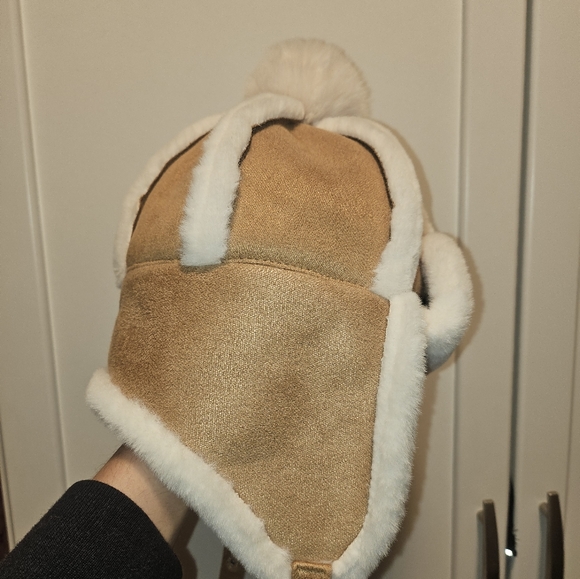 Winter toddler tan boots & winter hat - Picture 4 of 8